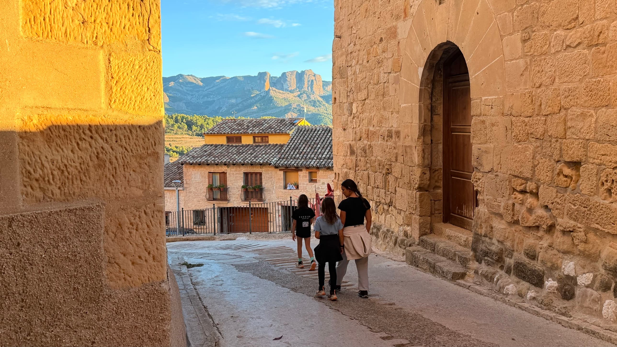 Calle de Horta de Sant Joan con las rocas de los Ports al fondo