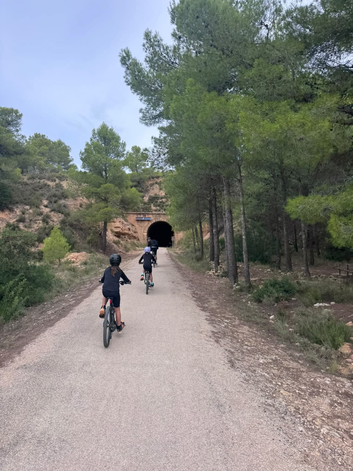 Niños en bici entrando en un túnel de la vía verde entre Horta de Sant Joan y Bot