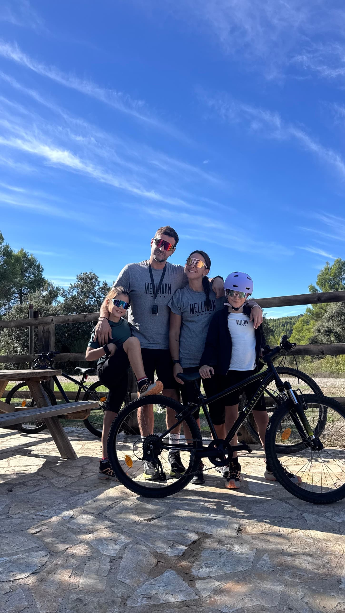 Familia con las bicis en la zona de picnic de la vía verde camino de Arnes