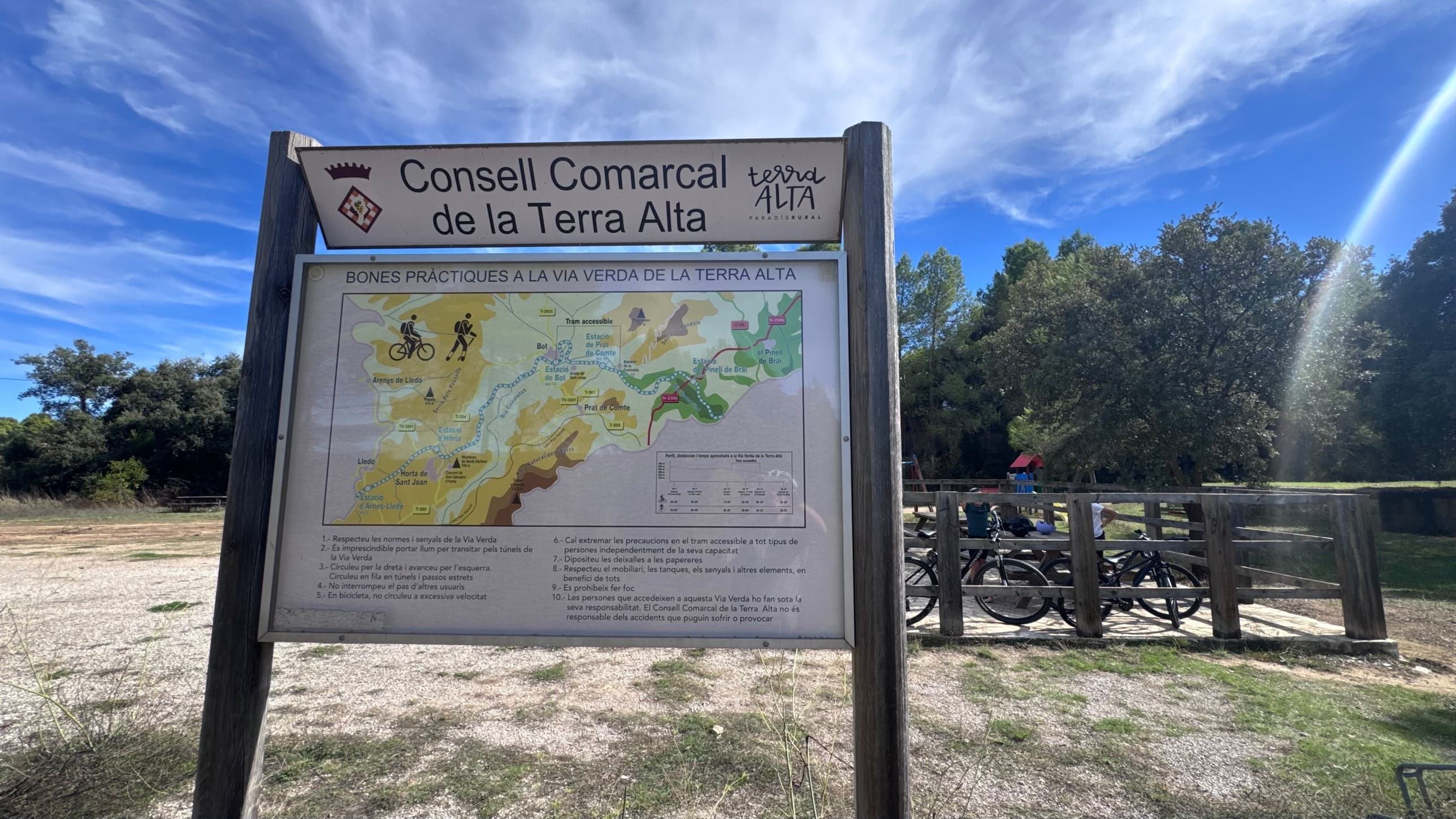 Panel con el mapa y las normas de la Vía Verde de la Terra Alta