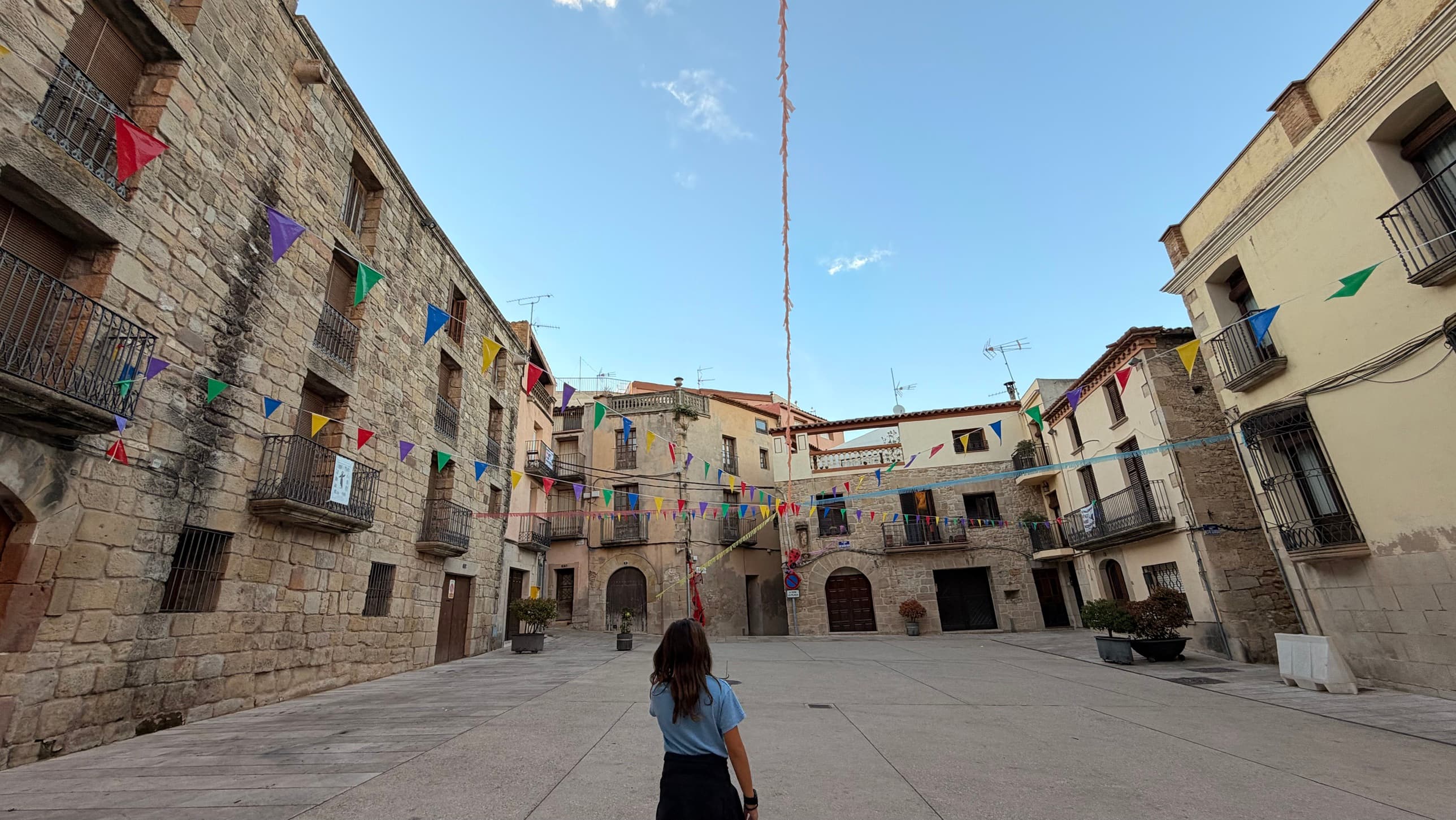 Plaza mayor de Horta de Sant Joan decorada con banderines
