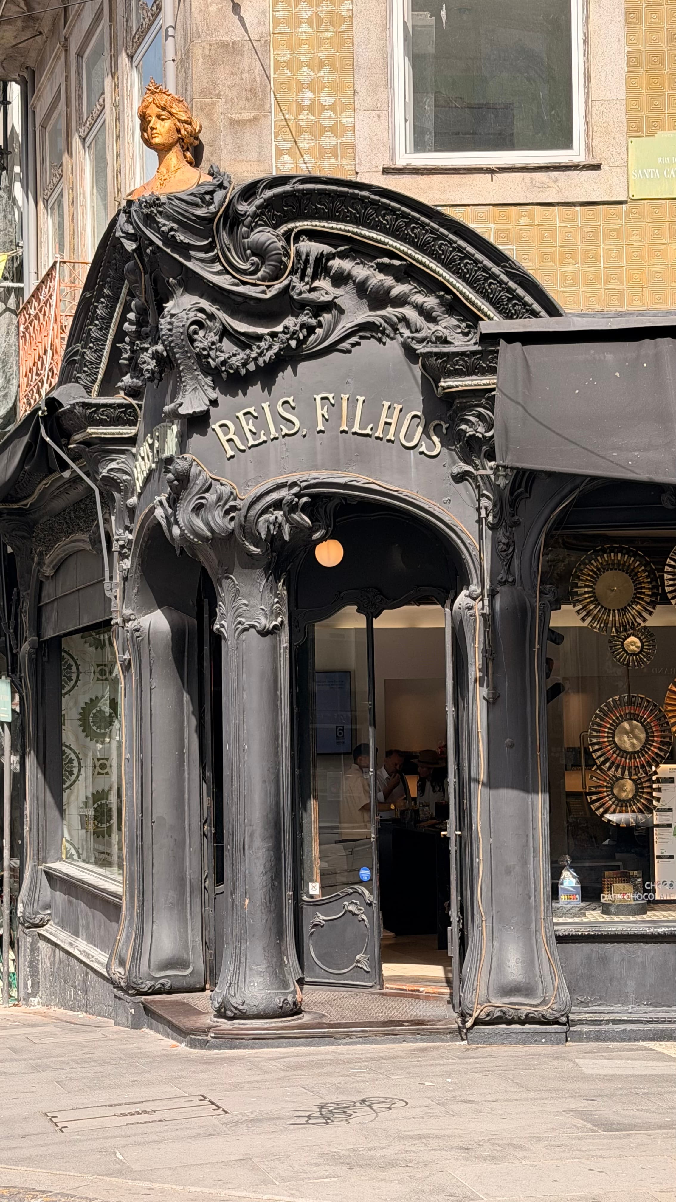 Fachada modernista de la tienda Reis, Filhos, en la Rua de Santa Catarina, Oporto